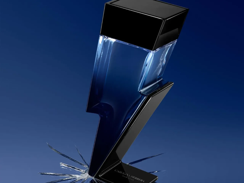 Carolina Herrera Bad Boy Le Parfum là chai nước hoa đầy nổi loạn, mang đậm chất "bad boy" từ hương tiêu đen cay nồng đến cỏ vetiver gợi cảm.
