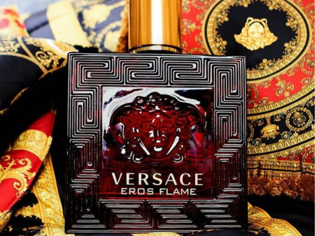 Versace nước hoa nam Eros Flame là một phiên bản phá cách đầy táo bạo của dòng Eros, thay thế sự tươi mát quen thuộc bằng một hương thơm ấm nồng, đậm đà và bùng cháy cảm xúc