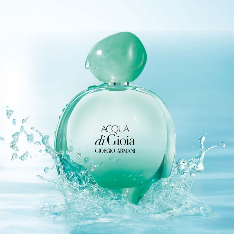 Giorgio Armani Acqua di Gioia Intense có sắc xanh ấn tượng