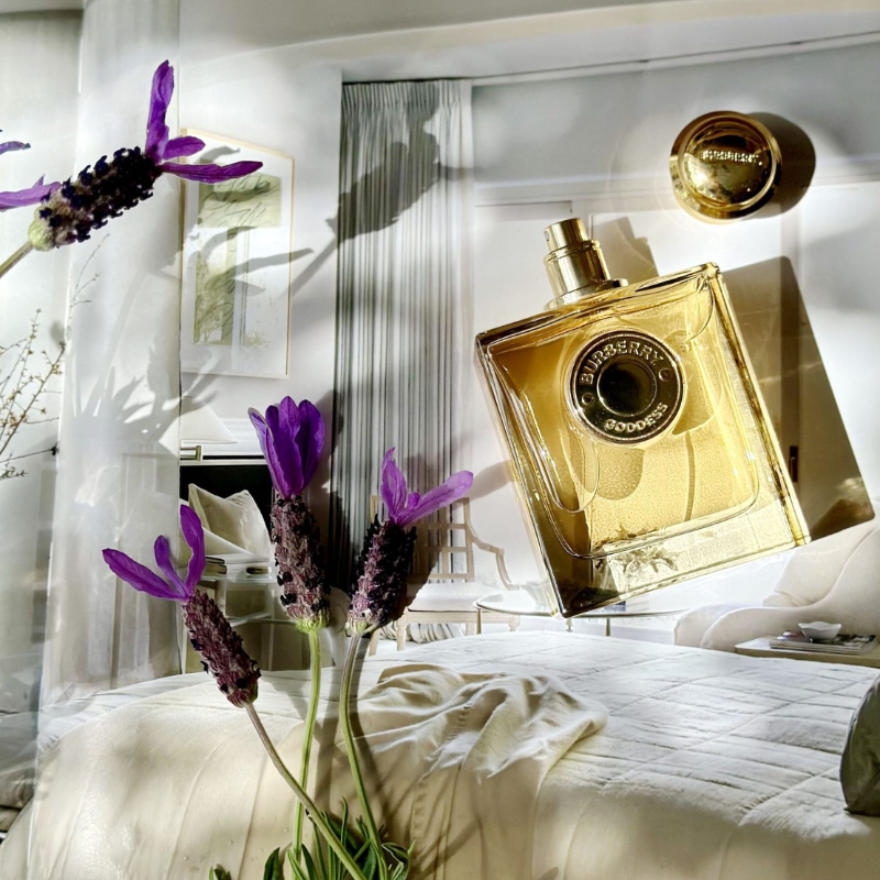 Burberry Goddess EDP với thiết kế vuông vức mang tính nữ quyền