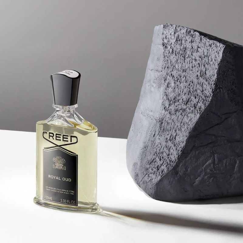 Creed Royal Oud EDP perfume also makes a strong impression with its luxurious and sophisticated bottle design, like a work of art.
