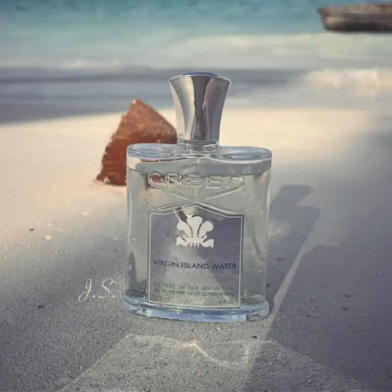 Nước hoa Creed Virgin Island Water EDP còn gây ấn tượng mạnh mẽ bởi thiết kế chai mang đậm dấu ấn nghệ thuật