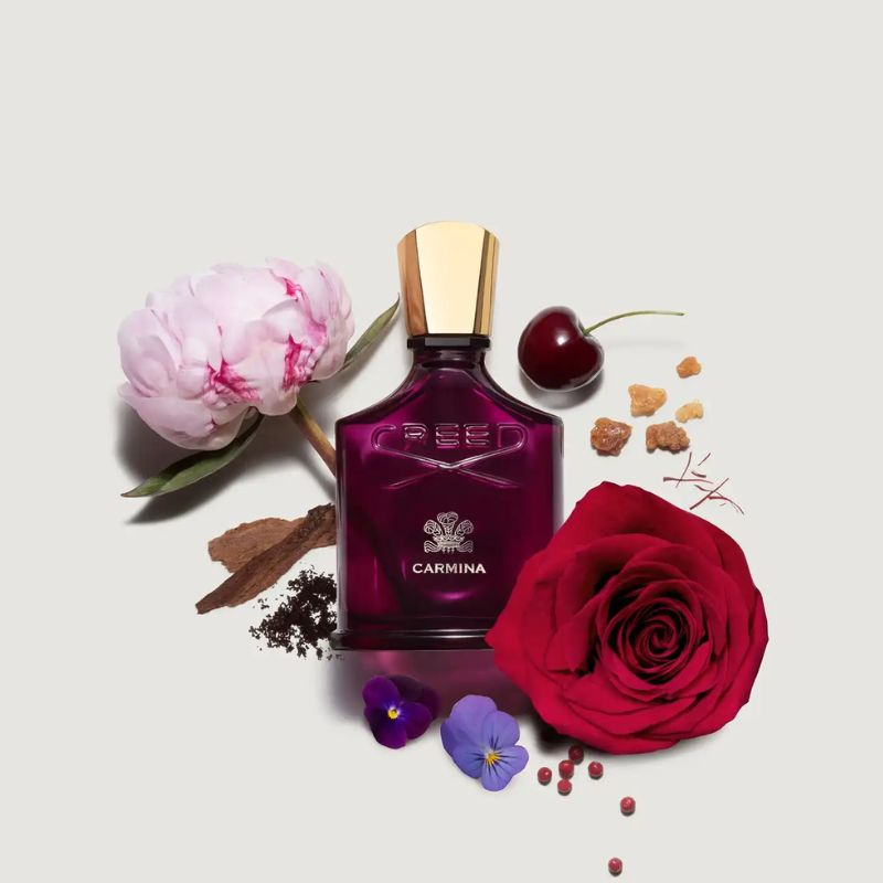 Nước hoa Creed Carmina EDP gây ấn tượng với hương quả lý chua đen, hồng tiêu và cam bergamot.