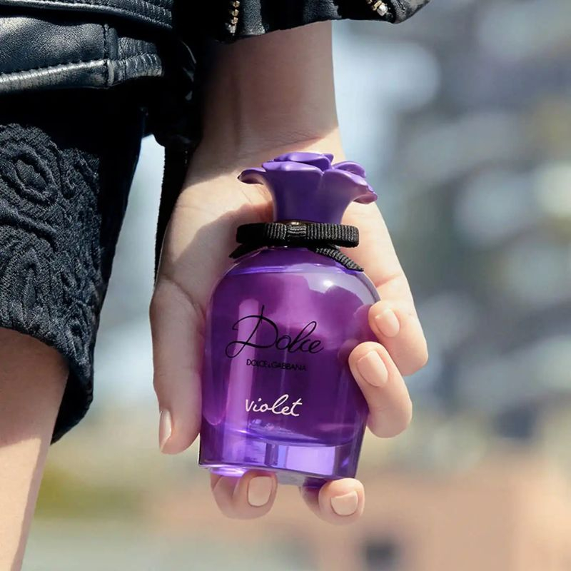 Nước hoa Dolce&Gabbana Dolce Violet EDT là một trong những tuyệt tác tôn vinh vẻ đẹp ngọt ngào, nữ tính nhưng vẫn đầy lôi cuốn của phái đẹp hiện đại.