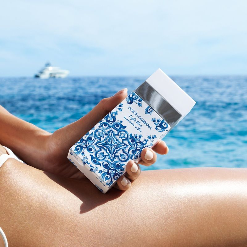 Nước hoa Dolce&Gabbana Light Blue Summer Vibes EDT ra đời với cảm hứng từ mùa hè Địa Trung Hải – nơi ánh nắng vàng rực rỡ hòa cùng làn gió biển mặn mà và hương cam quýt phảng phất