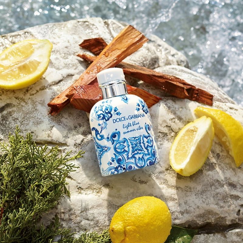 Điểm nhấn của Nước hoa Dolce&Gabbana Light Blue Summer Vibes Pour Homme EDT nằm ở cấu trúc ba tầng hương rõ rệt, mang đến hành trình hương thơm giàu cảm xúc và mạnh mẽ.