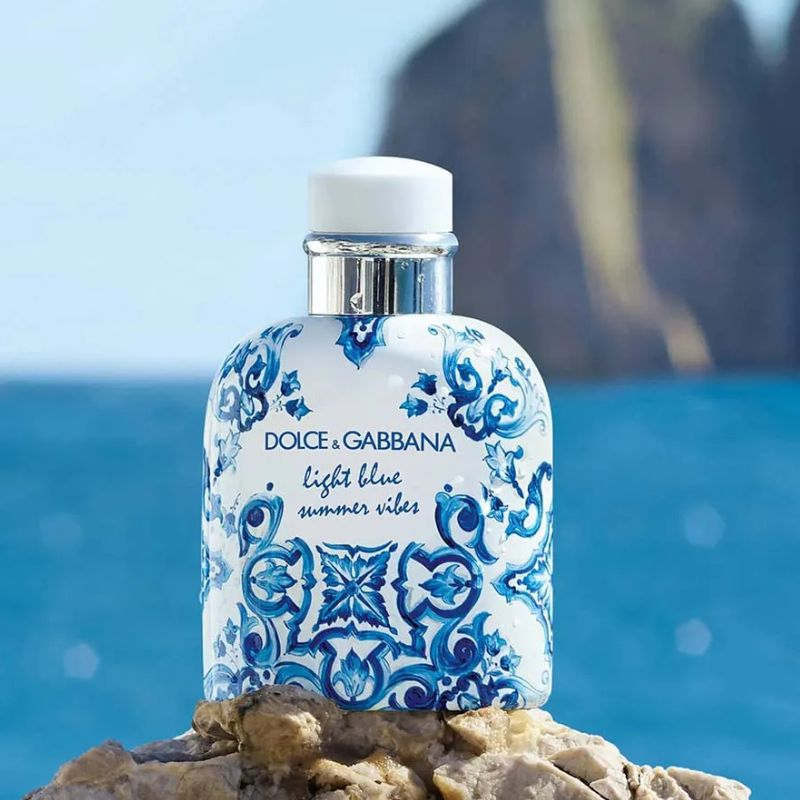 Bên cạnh hương thơm, Nước hoa Dolce&Gabbana Light Blue Summer Vibes Pour Homme EDT còn gây ấn tượng mạnh với thiết kế chai đậm chất mùa hè.