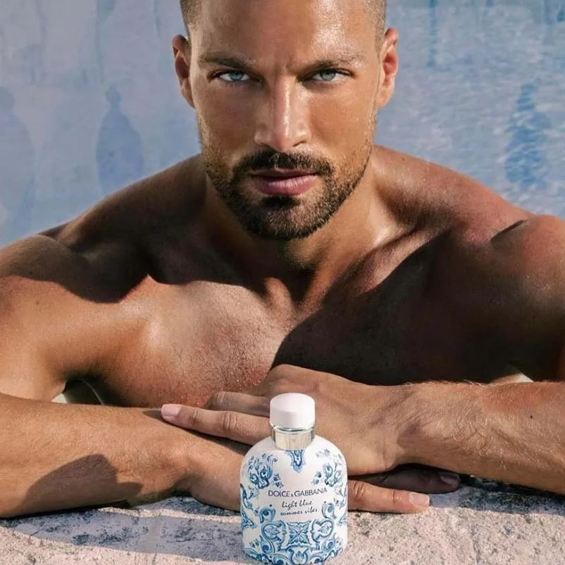 Nước hoa Dolce&Gabbana Light Blue Summer Vibes Pour Homme EDT được lấy cảm hứng từ vẻ đẹp bất tận của biển xanh, bầu trời rộng lớn và ánh nắng vàng rực rỡ của mùa hè Địa Trung Hải.