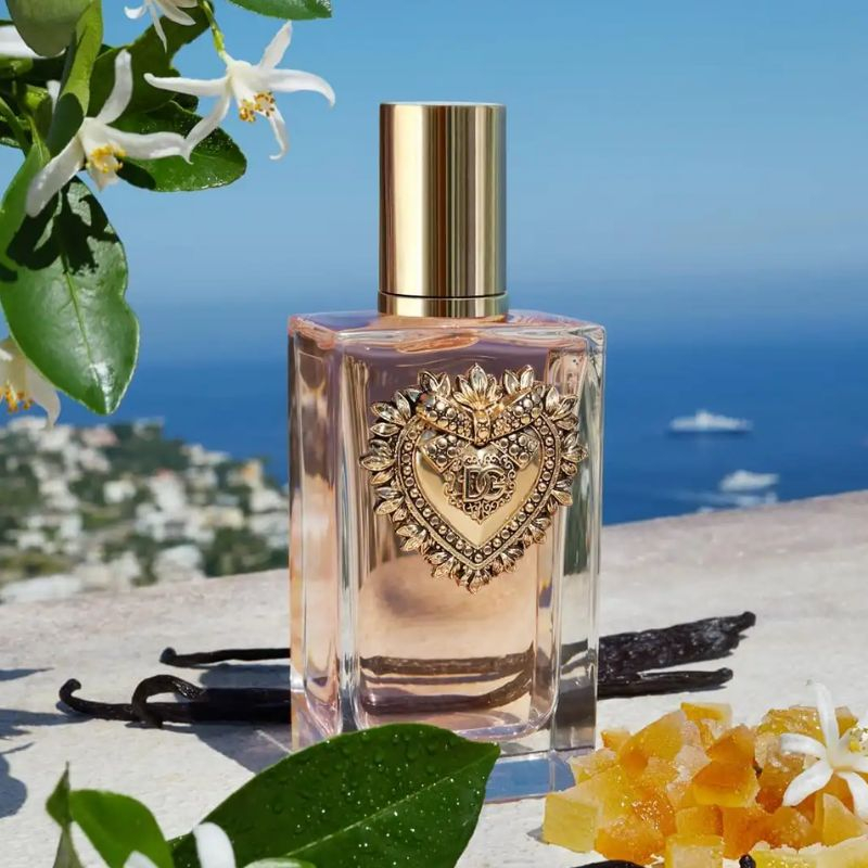Nước hoa DEVOTION EDP 100ML để lại dư âm từ hương vani Madagascar và xạ hương ấm áp