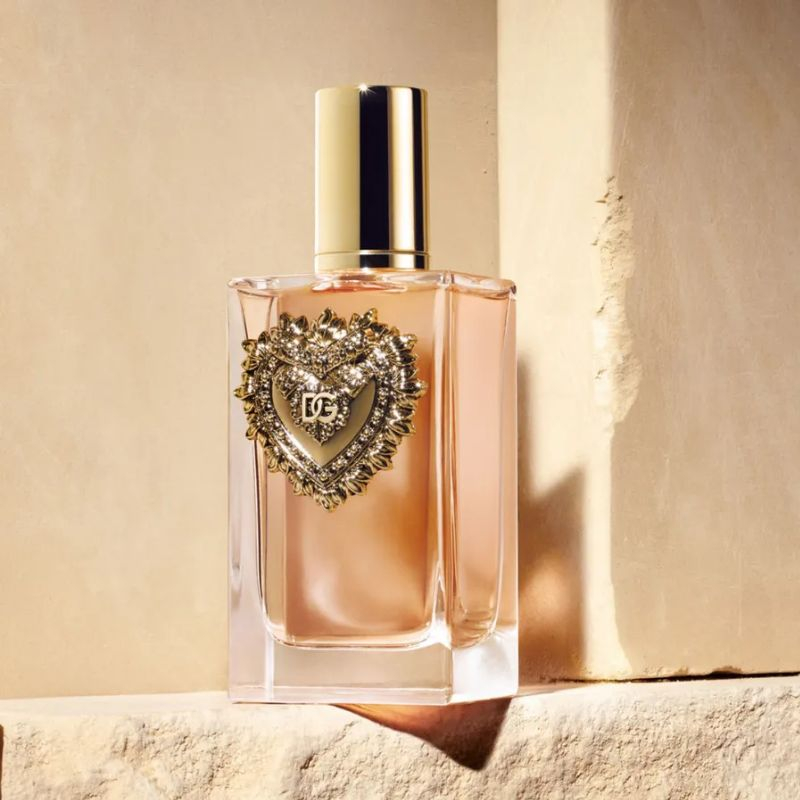 Nước hoa DEVOTION EDP 100ML vì thế không chỉ là một sản phẩm làm đẹp, mà còn là món phụ kiện thời trang cao cấp