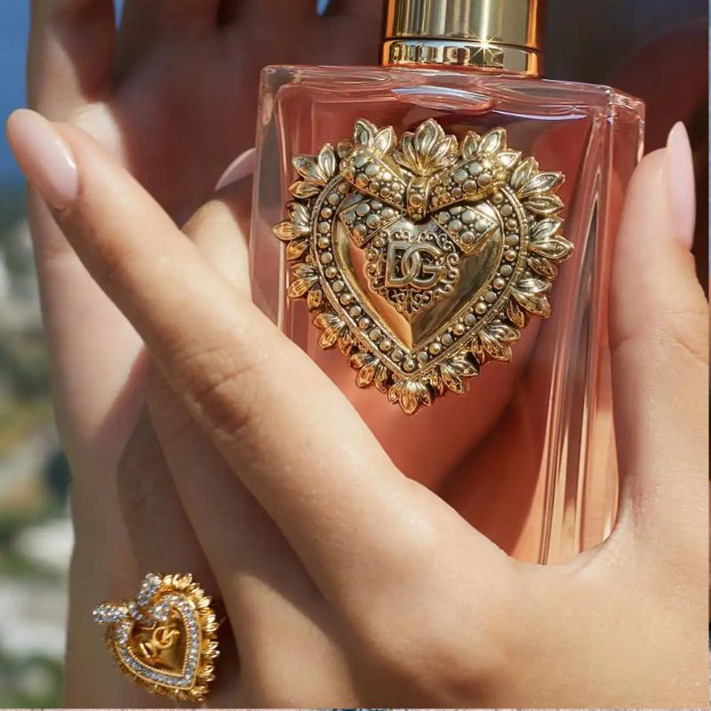 Nước hoa DEVOTION EDP 100ML thực sự là kiệt tác dành cho những ai yêu thích sự sang trọng, tinh tế và quyến rũ