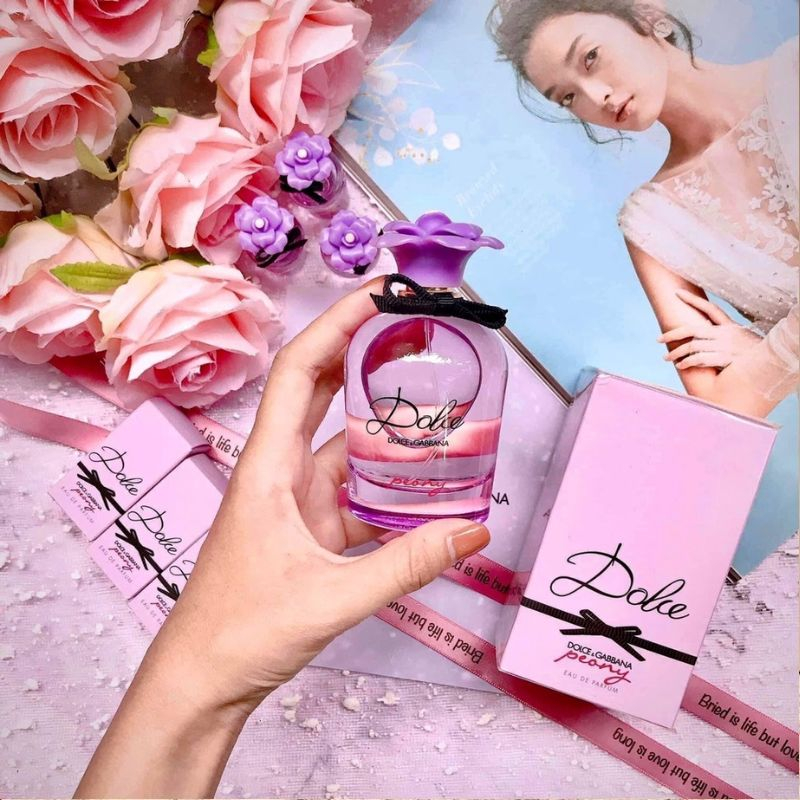 Nước Hoa D&G Dolce Peony (W) EDP thực sự là một tuyệt tác hương thơm dành cho phái đẹp. Đây không chỉ là một chai nước hoa, mà còn là tuyên ngôn về sự nữ tính, ngọt ngào và quyến rũ.
