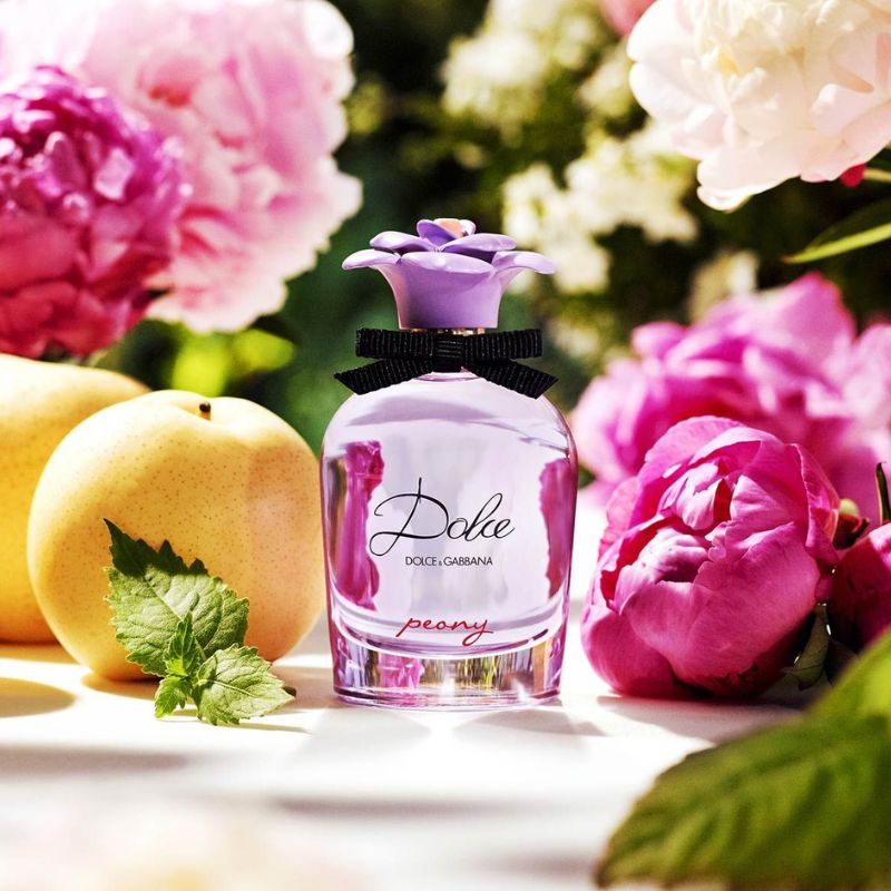Nước Hoa D&G Dolce Peony (W) EDP để lại dư âm ấm áp từ gỗ cashmere, mật ong và xạ hương trắng.