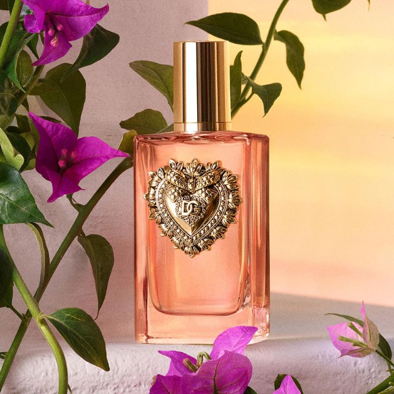 B&ecirc;n trong hộp qu&agrave; sang trọng, Giftset Dolce&Gabbana Devotion YN 2Pcs thường bao gồm hai sản phẩm đặc trưng, mang đến trải nghiệm hương thơm đầy đủ v&agrave; tinh tế