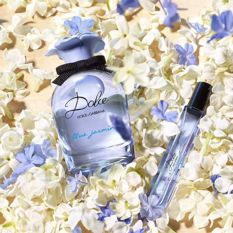 Với Giftset Dolce&Gabbana Dolce Blue Jasmine EDP 2PCS, Dolce&Gabbana đã khéo léo kết hợp các tầng hương để mang lại sự lôi cuốn đầy bất ngờ.