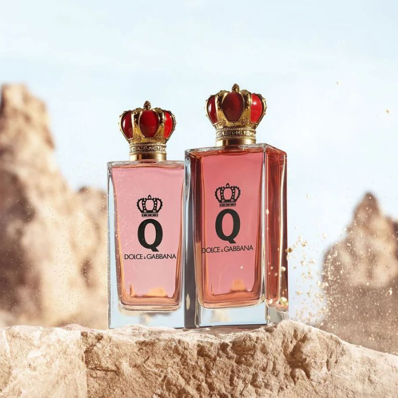 Giftset Dolce&Gabbana Q EDP 3PCS mở ra với sự bùng nổ tươi mát của chanh Sicily và cam đỏ, hòa quyện cùng hương thanh khiết của hạnh nhân.