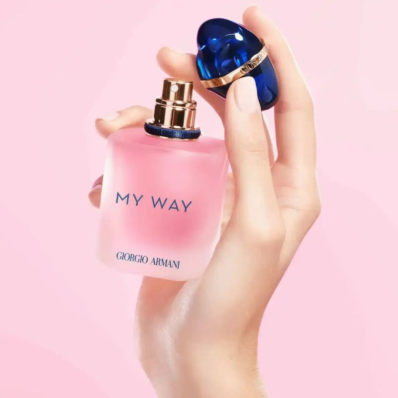 Giorgio Armani My Way Floral EDP kh&ocirc;ng chỉ l&agrave; một chai nước hoa, m&agrave; c&ograve;n l&agrave; h&agrave;nh tr&igrave;nh hương thơm khắc họa sự nữ t&iacute;nh, tự tin v&agrave; kh&aacute;t khao chinh phục của người phụ nữ hiện đại.