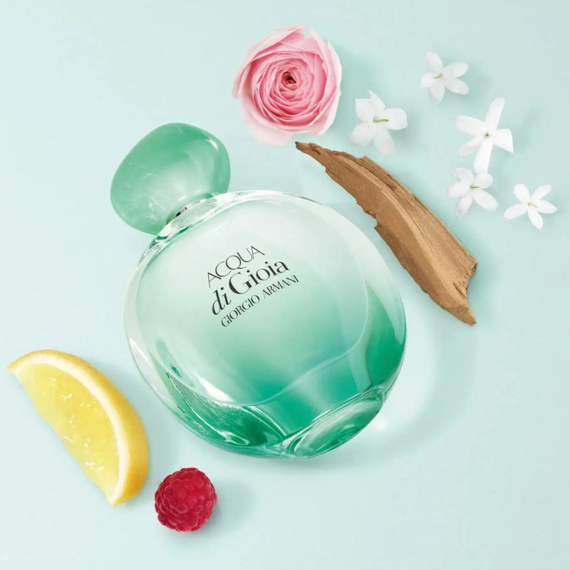 Điểm nổi bật nhất của Nước hoa Giorgio Armani Acqua di Gioia EDP nằm ở sự kết hợp h&agrave;i h&ograve;a giữa hương cam qu&yacute;t tươi m&aacute;t, hoa cỏ ngọt ng&agrave;o v&agrave; gỗ ấm &aacute;p.