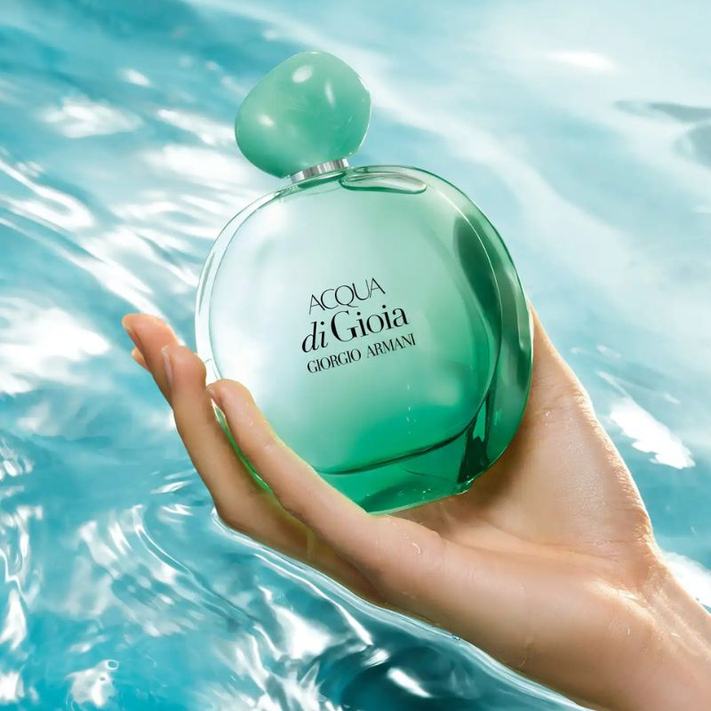 Nước hoa Giorgio Armani Acqua di Gioia EDP kh&ocirc;ng chỉ l&agrave; một m&ugrave;i hương, m&agrave; c&ograve;n l&agrave; h&agrave;nh tr&igrave;nh cảm x&uacute;c đầy tinh kh&ocirc;i, mang đến sự tự do, tươi mới v&agrave; quyến rũ cho người phụ nữ hiện đại