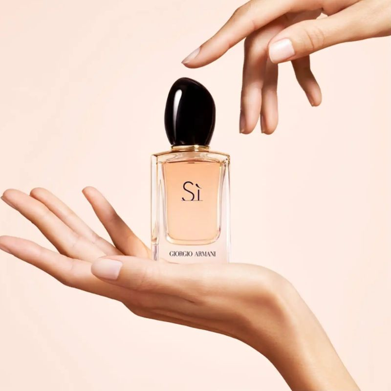 Trong thế giới hương thơm mu&ocirc;n m&agrave;u, Nước hoa Giorgio Armani Si EDP kh&ocirc;ng chỉ l&agrave; một sản phẩm m&agrave; c&ograve;n l&agrave; một tuy&ecirc;n ng&ocirc;n phong c&aacute;ch.