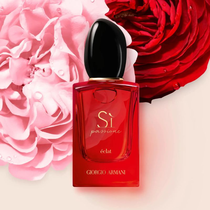 Nước hoa Giorgio Armani Sì Passione Eclat EDP sở hữu ngoại hình tinh xảo, với thân chai trong suốt tôn lên sắc đỏ rực rỡ – biểu tượng của đam mê và sức sống.