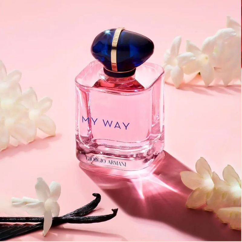 Nước hoa Giorgio Armani My Way Parfum EDP còn ghi dấu ấn mạnh mẽ nhờ thiết kế tinh tế. Chai thủy tinh trong suốt phản chiếu ánh sáng như viên ngọc, tạo nên vẻ đẹp sang trọng và hiện đại.