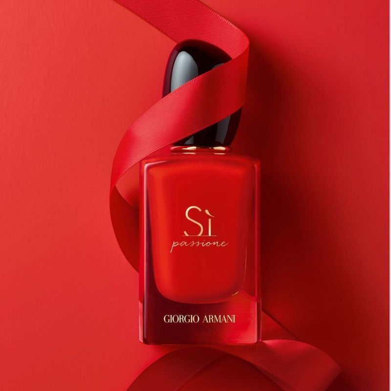 Không chỉ hấp dẫn bởi hương thơm, Nước hoa Giorgio Armani Sì Passione Intense EDP còn gây ấn tượng mạnh với thiết kế sang trọng và cuốn hút.