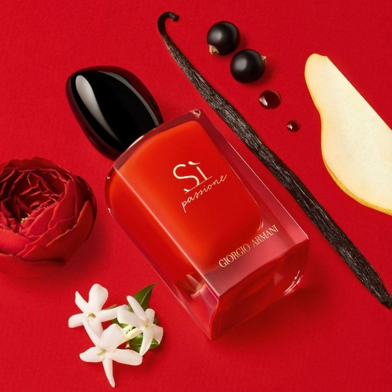 Nước hoa Giorgio Armani Sì Passione Intense EDP để lại dư âm ấm áp nhờ sự kết hợp của gỗ tuyết tùng, xạ hương và vani.