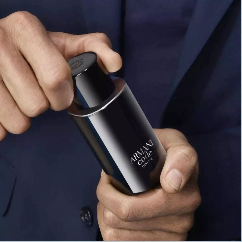 Nước hoa Giorgio Armani Armani Code Parfum ra đời như một lời tuyên ngôn của sự táo bạo và bản lĩnh.