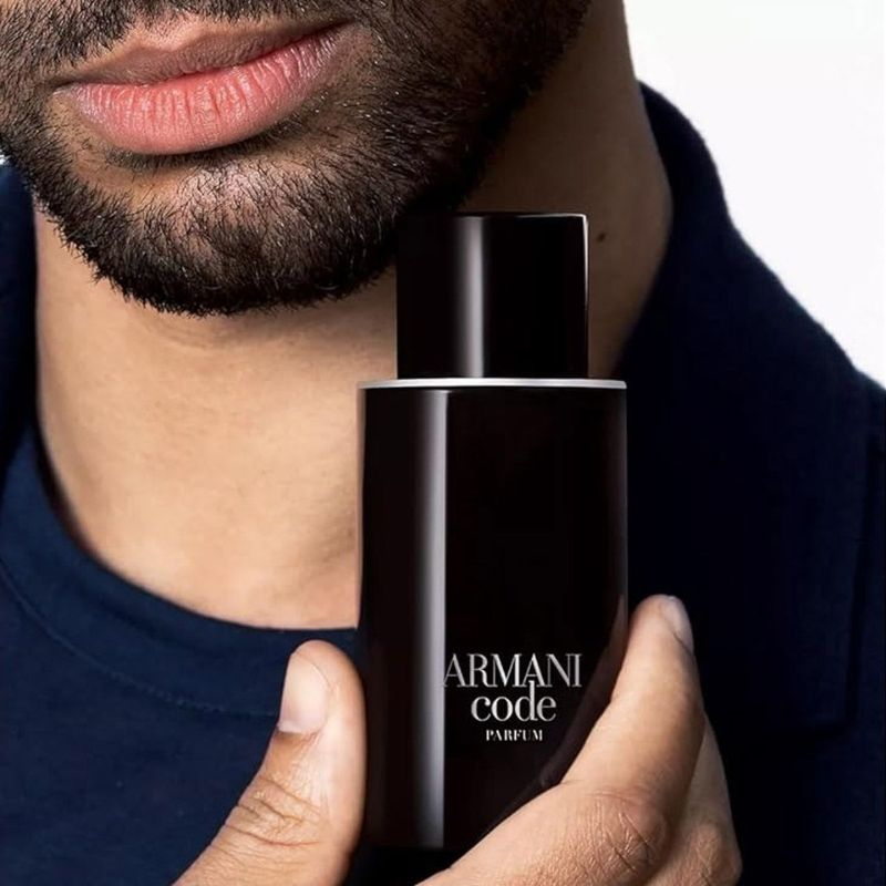 Không chỉ dừng lại ở hương thơm, Nước hoa Giorgio Armani Armani Code Parfum còn gây ấn tượng bởi thiết kế sang trọng