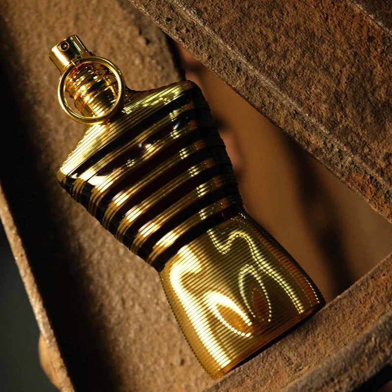 Jean Paul Gaultier Le Male Elixir EDP còn gây ấn tượng mạnh với thiết kế đậm chất nghệ thuật