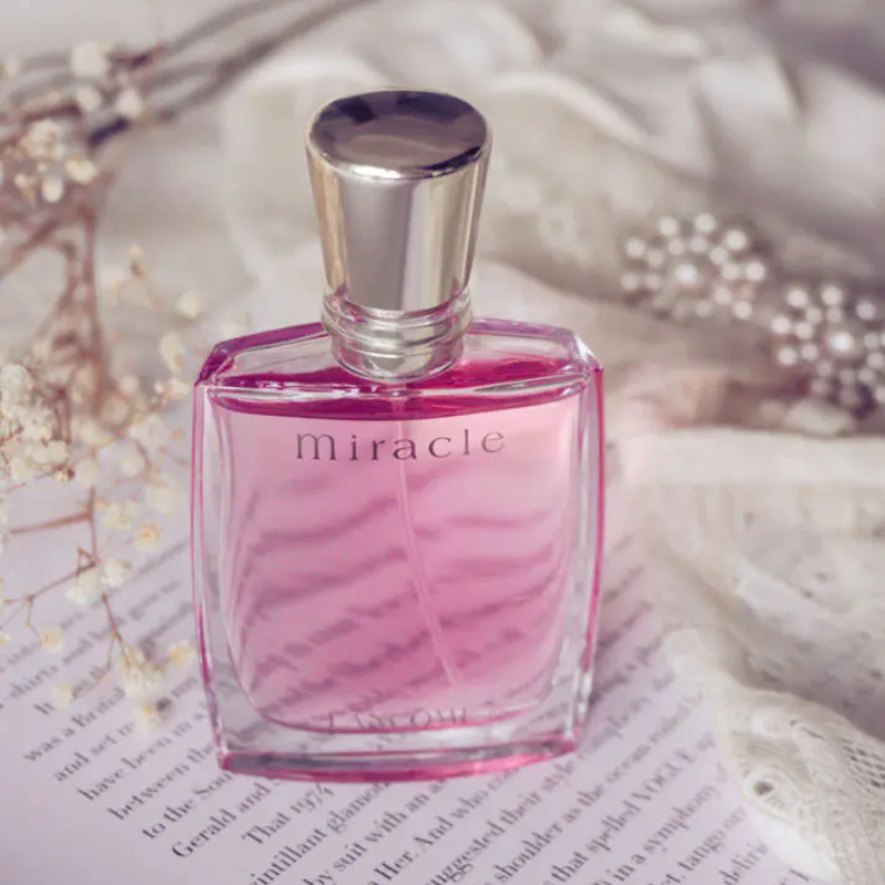 Nước hoa Lancôme Miracle EDP mang đến bí quyết mùi hương hoàn hảo của hoa tươi và trái cây ngào ngạt sắc hồng mơ mộng