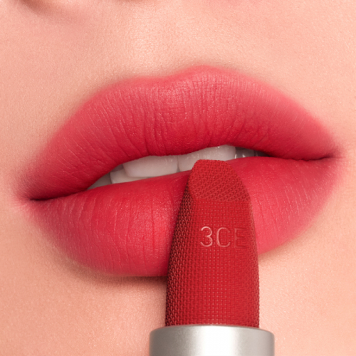 Copy of Cashmere Hug Lipstick_Lip Swatch_08 Hush Red_BULLET
